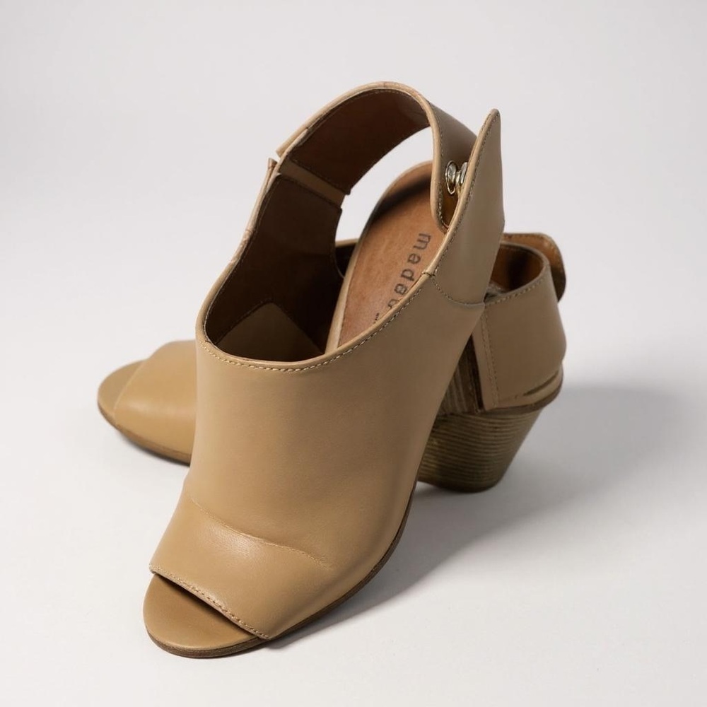 Madden girl chunky heel shoes with peek-a-boo toe , Tan color, size 7